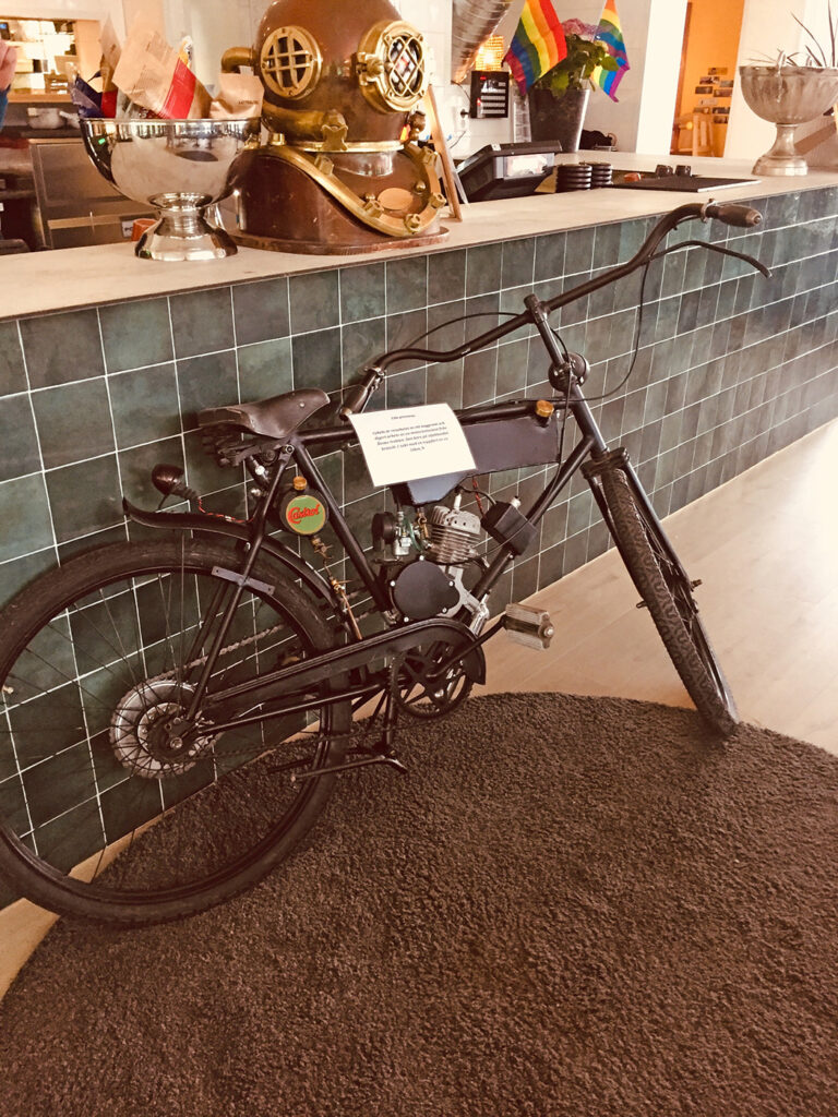 Cykel med påhängsmotor.